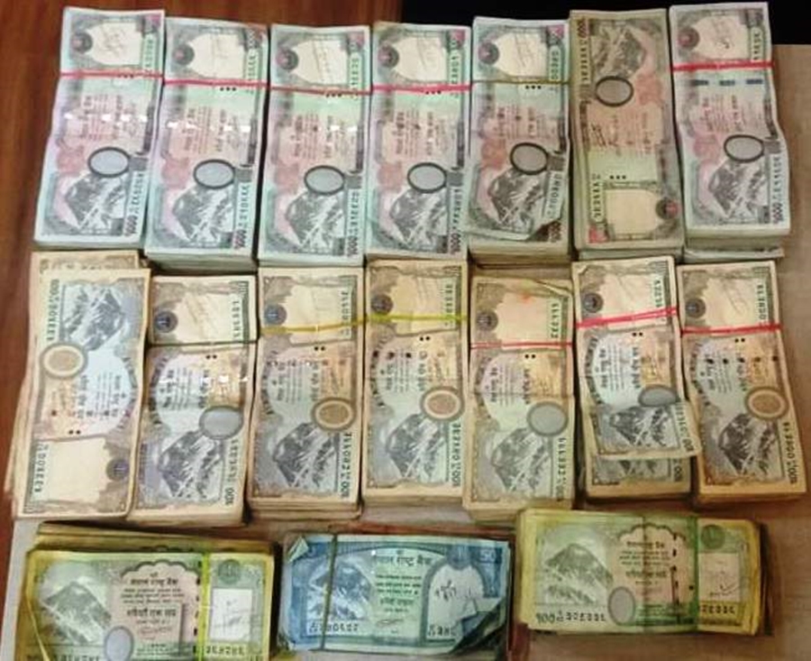 भारतबाट स्रोत नखुलेको २५ लाख रुपैयाँसहित दुई जना सर्लाही र रौतहटमा पक्राउ