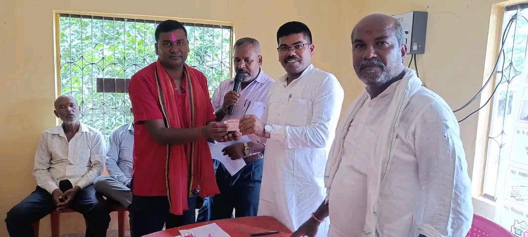 सर्लाहीमा नेपाली कांग्रेस परित्याग गर्दै सयौं नेताकार्यकर्ता जनमतमा प्रवेश