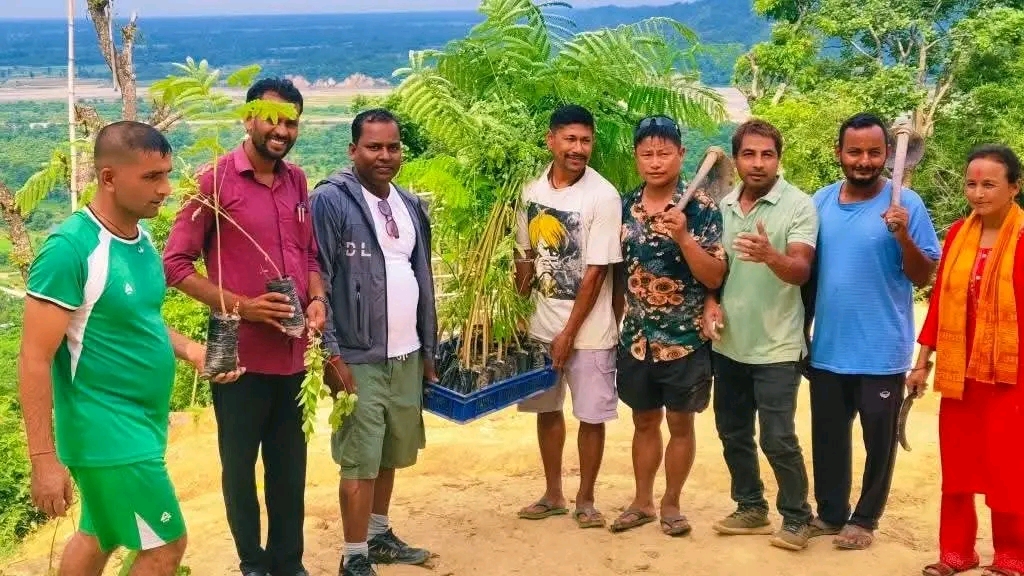 वडाध्यक्ष यादवको अगुवाइमा नन्द बाबा मार्गमा श्रमदान र वृक्षारोपण