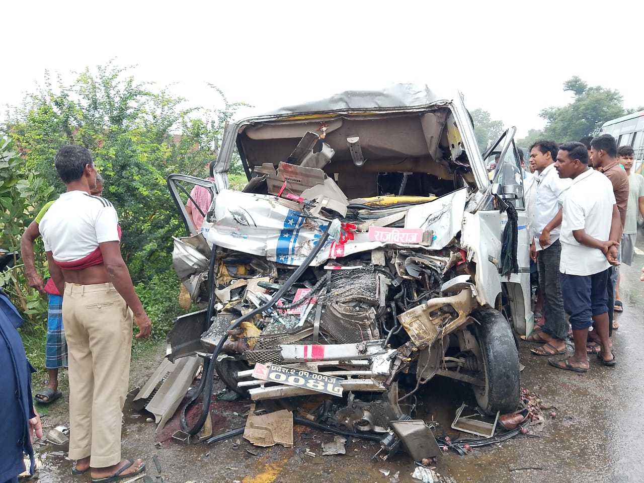 बस र माइक्रोबस ठोक्किँदा ३ को मृत्यु, १५ घाइते