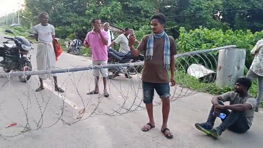 सिरहामा सशस्त्र प्रहरीद्वारा बाटो अवरुद्ध , स्थानीय आक्रोशित
