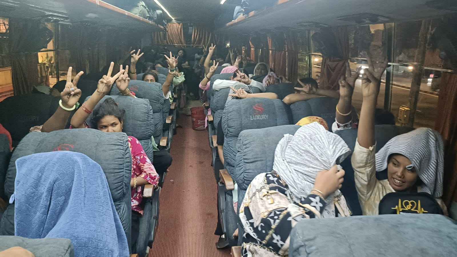 दलालको जालोबाट छुटाइयो ४० नेपाली महिला, सुनौली नाकाबाट नेपाल फर्काइयो