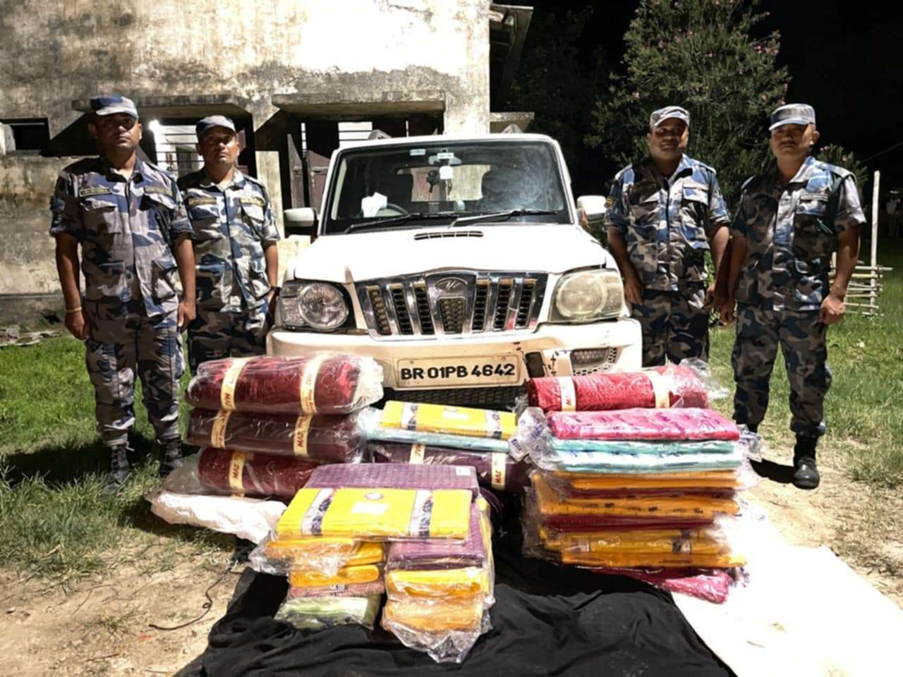 सिरहामा भन्सार छलीका लत्ताकपडासहित भारतीय स्कारपियो नियन्त्रणमा