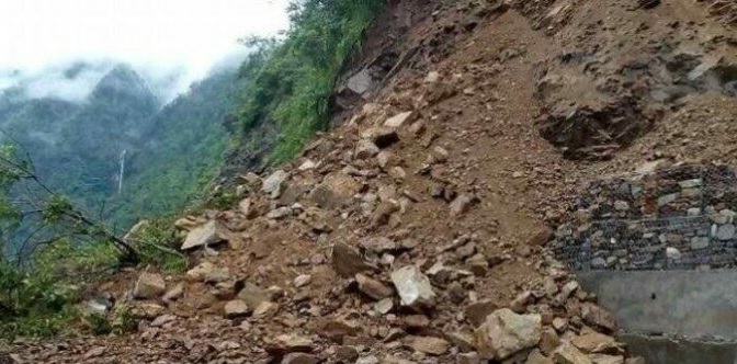 वर्षाले नौ राजमार्ग अवरुद्ध, यात्रु समस्यामा