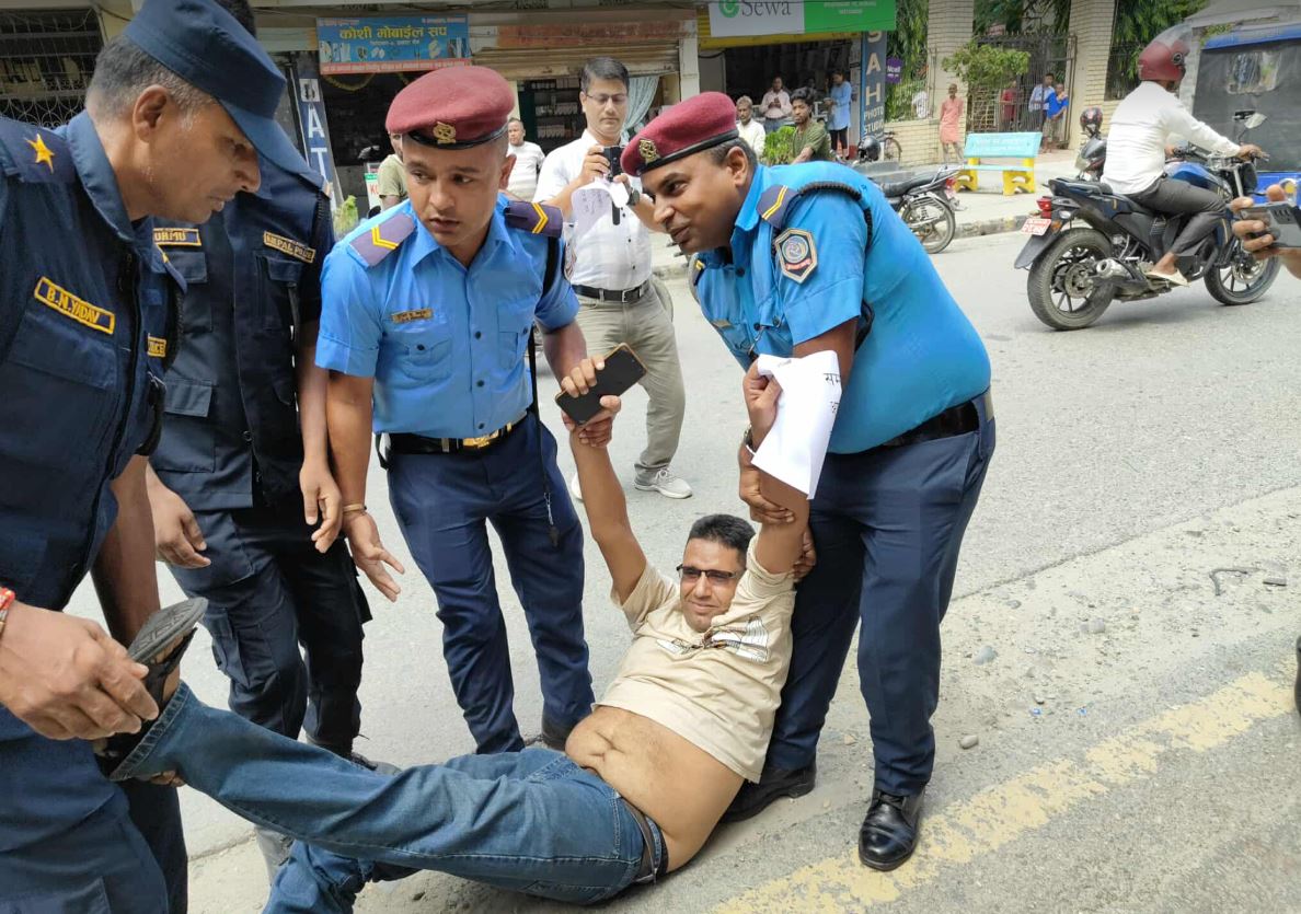 पत्रकार र प्रहरीबीच घम्साघम्सी