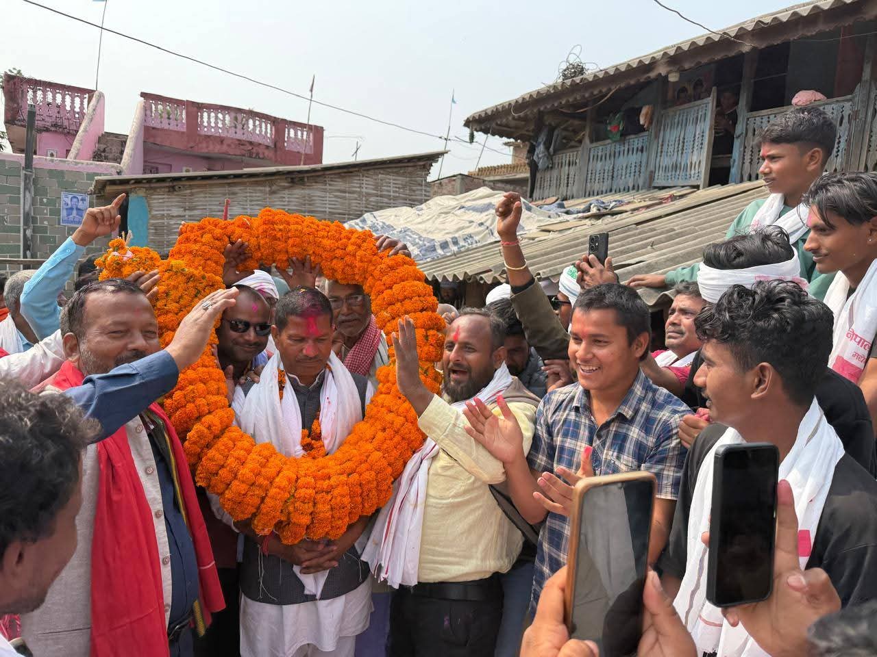 धनुषा–२ मा दिनेश प्रसाद यादवलाई १०१ किलो फूलमालाले स्वागत, कांग्रेस जिताउने प्रतिबद्धता