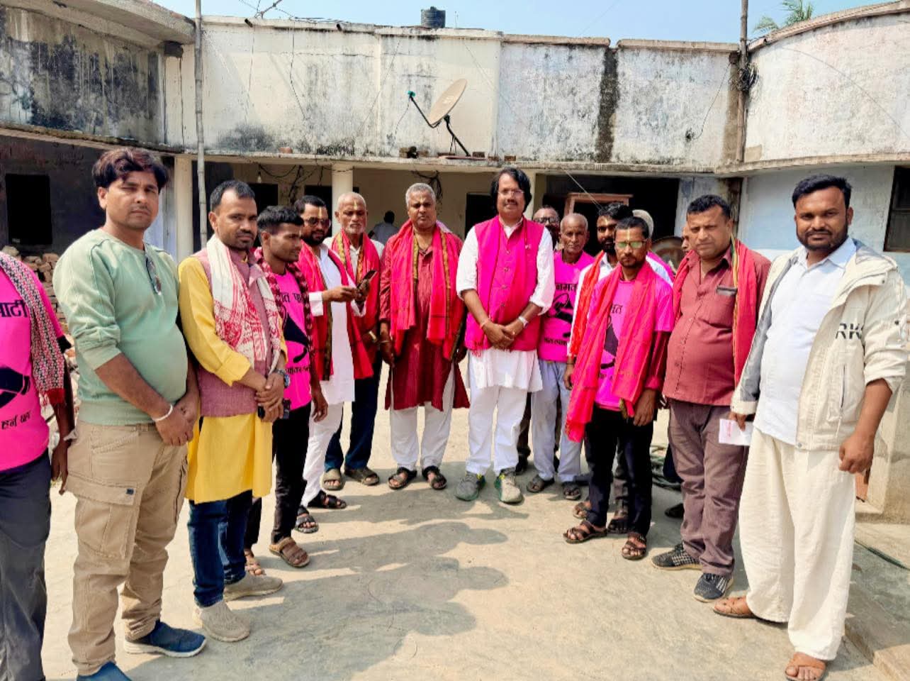 विभिन्न दल त्याग गरी जनमत पार्टी प्रवेश, डा. सीके राउतद्वारा स्वागत