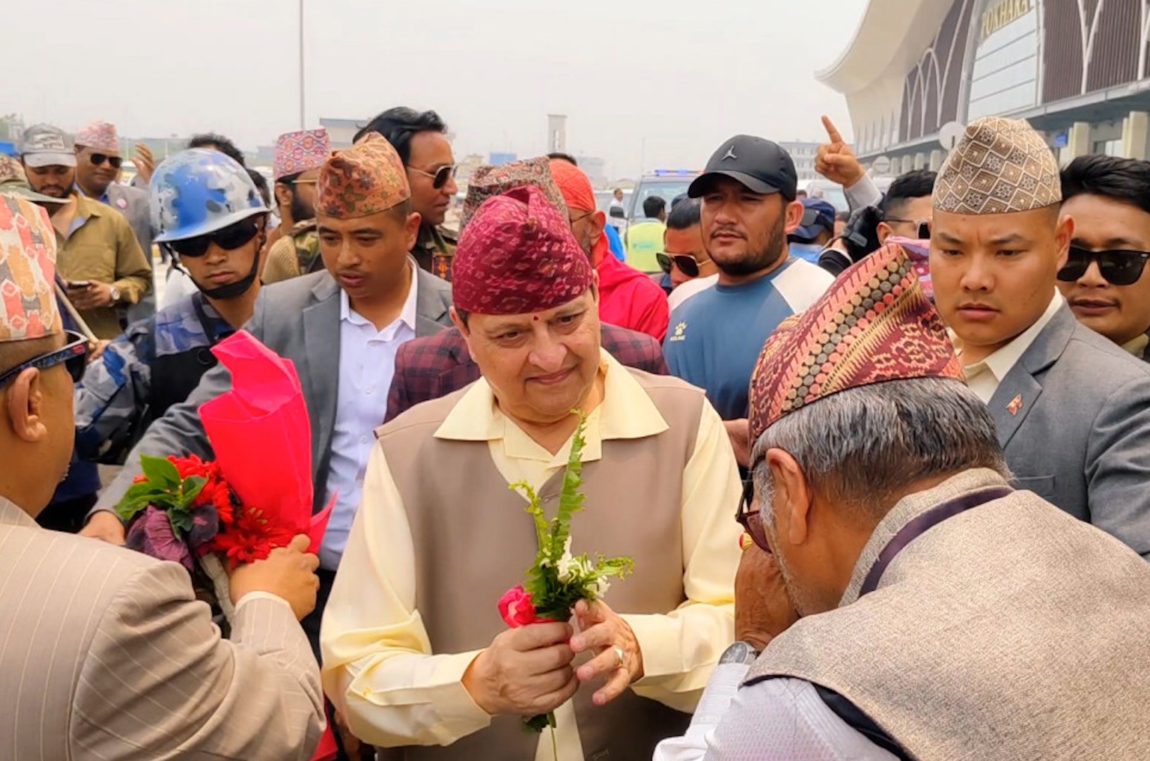 पूर्वराजा शाह पोखरामाः विमानस्थलमा भव्य स्वागत