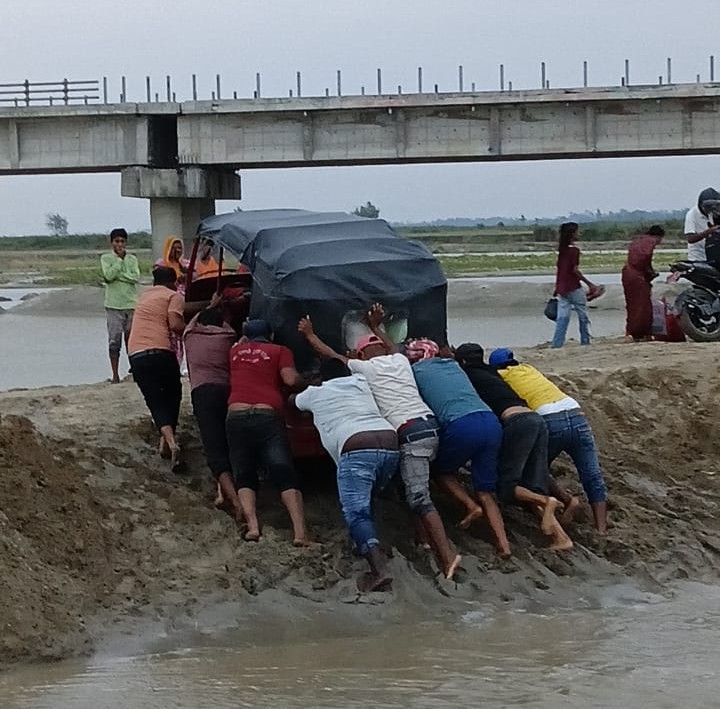 कमला नदीको अस्थायी बाँध बाढीले बग्दा आवतजावतमा समस्या