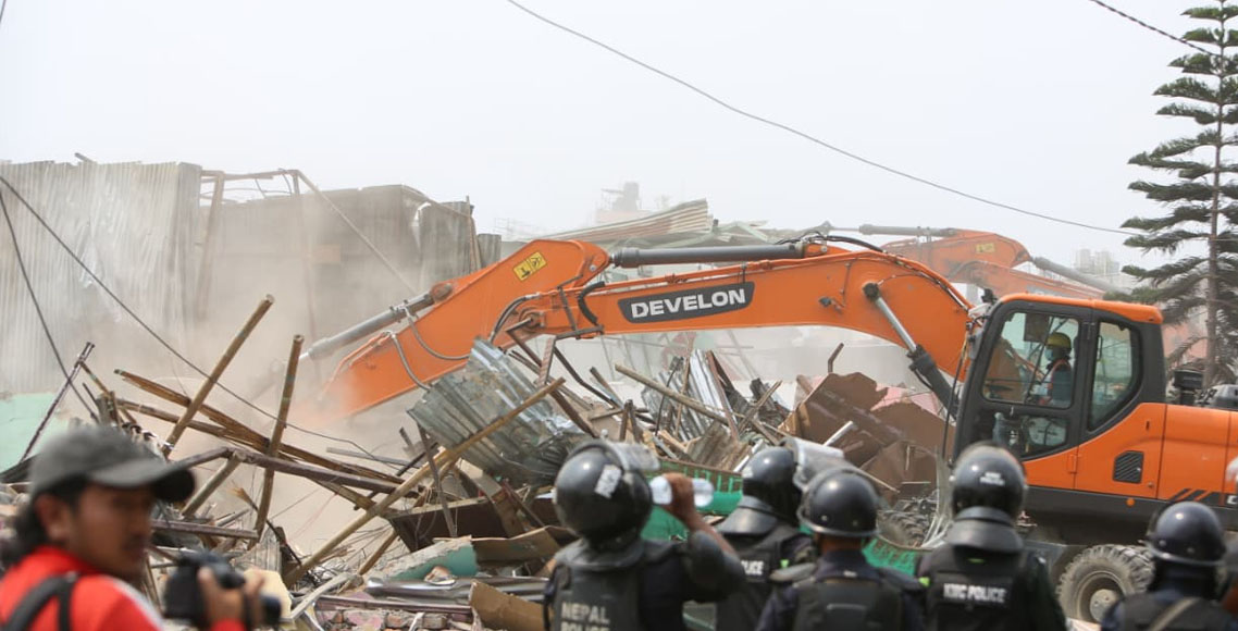 मनोहरामा डोजर चलाउँदा ढुंगामुढा, डीएसपीसहित केही प्रहरी घाइते