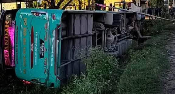काठमाडौंबाट बीरगन्जका लागि छुटेको बस दुर्घटनाग्रस्त