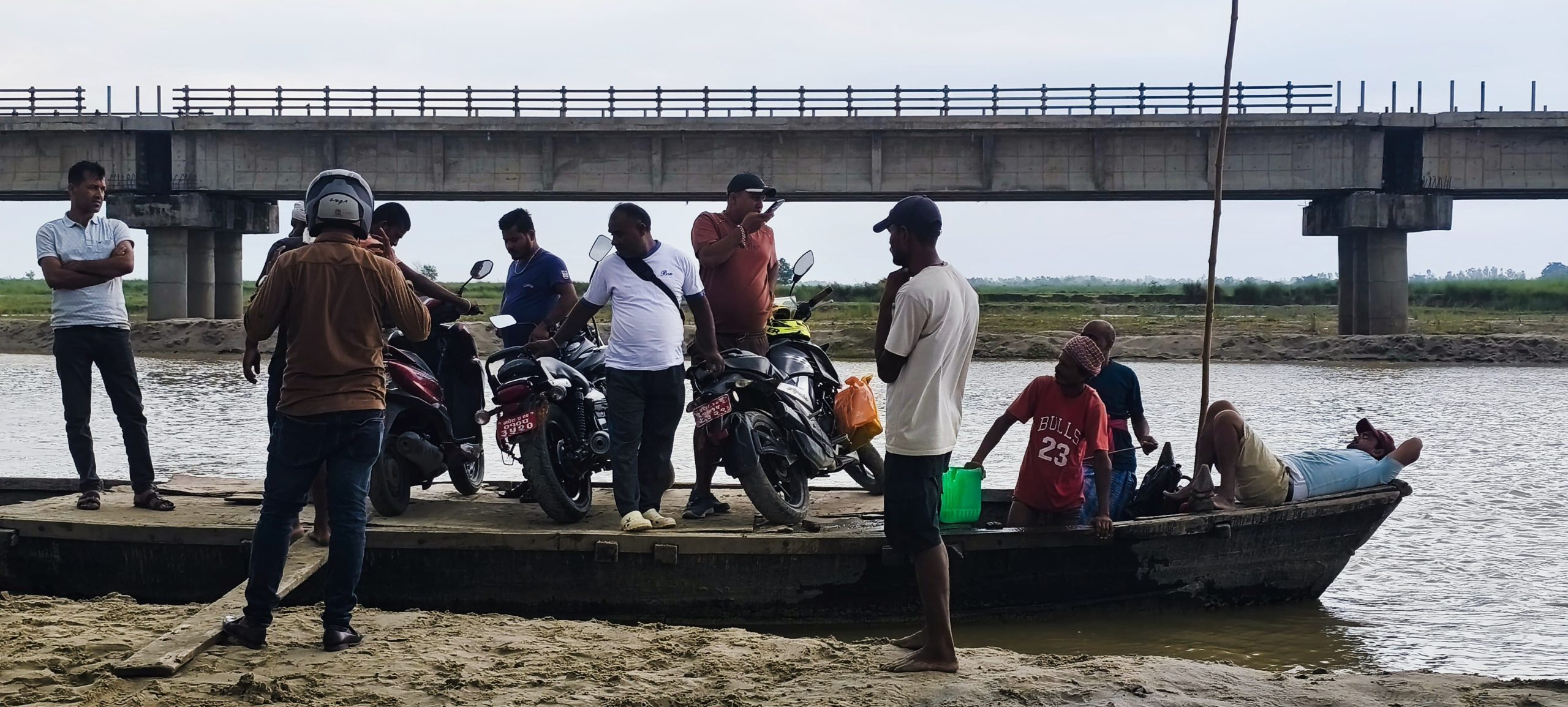 धनुषा–सिरहा जोड्न कमला नदिमा फेरि डुंगाकै भर