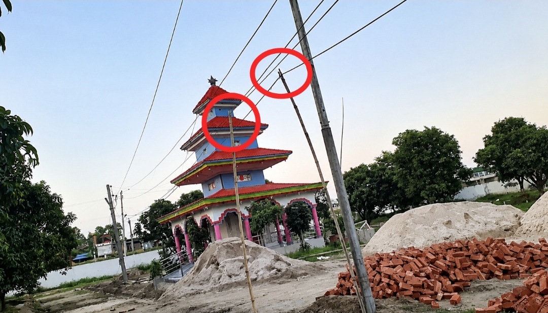 विद्यालय परिसरमा अव्यवस्थित विद्युत् तार-दुर्घटनाको जोखिम बढ्दै,सम्बधित निकायको अटेरी