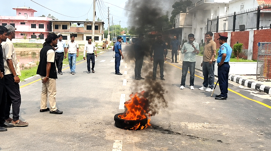 कमला पुलमा बजेट नछुट्याएको भन्दै प्रदेशसभा अगाडि टायर बालेर प्रदर्शन