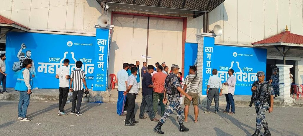 रास्वपा महाधिवेशन : पदाधिकारीको मतदान सकिएपछि विवाद, मत हाल्न पाउनुपर्ने भन्दै प्रतिनिधिको दबाब