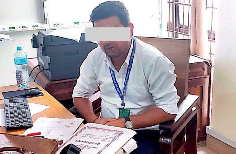 ५ लाख घुस लिँदै आन्तरिक राजस्व कार्यालय लहानका कर अधिकृत रंगेहात पक्राउ
