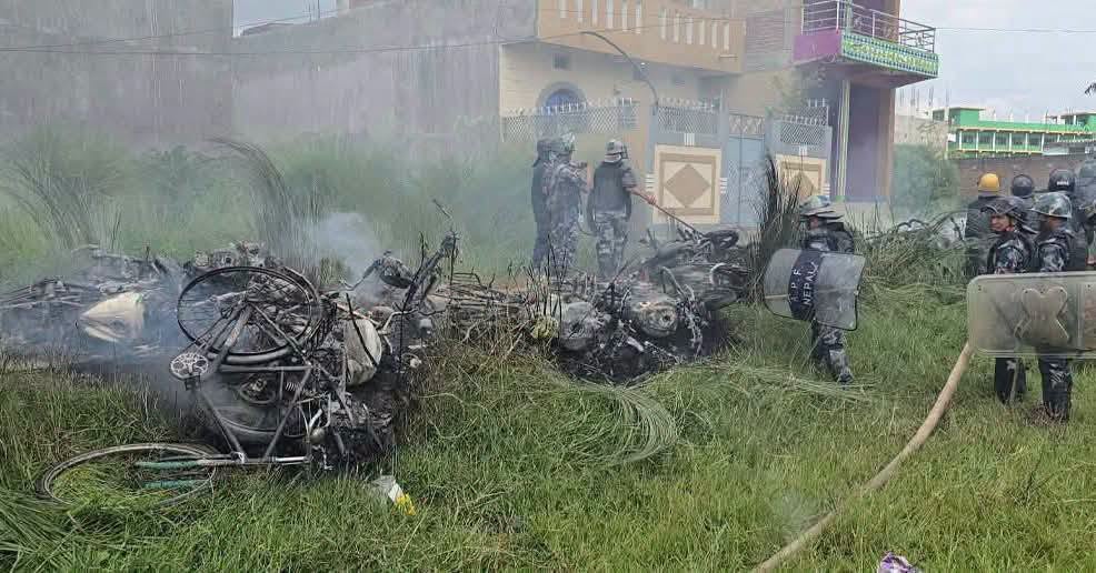 सिरहामा तनाव चर्कियो, ११ भन्दा बढी मोटरसाइकलमा आगजनी