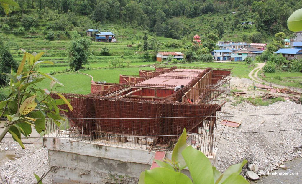 कुखुरे खोला पुल : एक वर्षमा निर्माण सम्पन्न हुनुपर्ने, ६ वर्षमा ६० प्रतिशत मात्रै काम