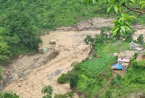 रोल्पामा गोठालो गएका दुई महिला पहिरोमा बेपत्ता, खोजी जारी