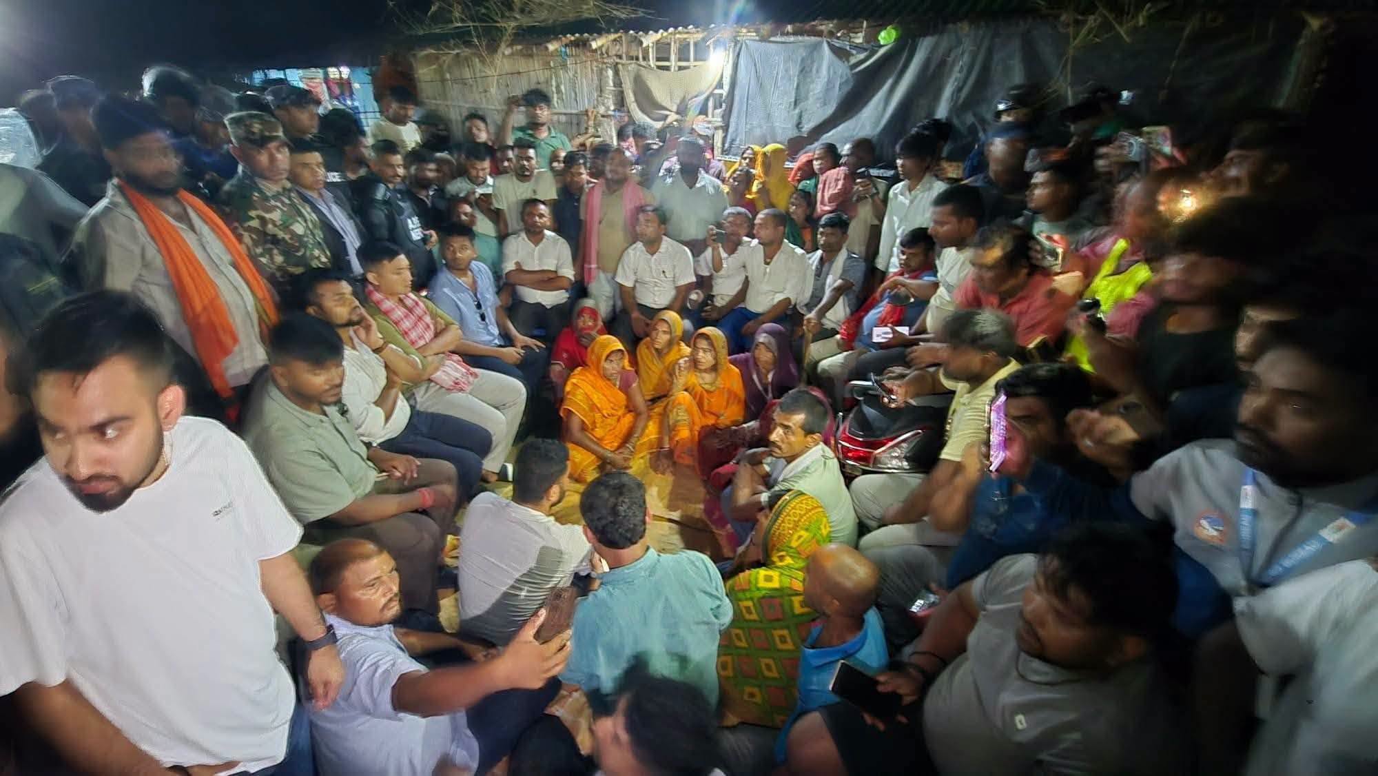 ज्यान गुमाएका १५ वर्षीय गणेश यादवको घरमा मध्यरातमा पुगे गृहमन्त्री