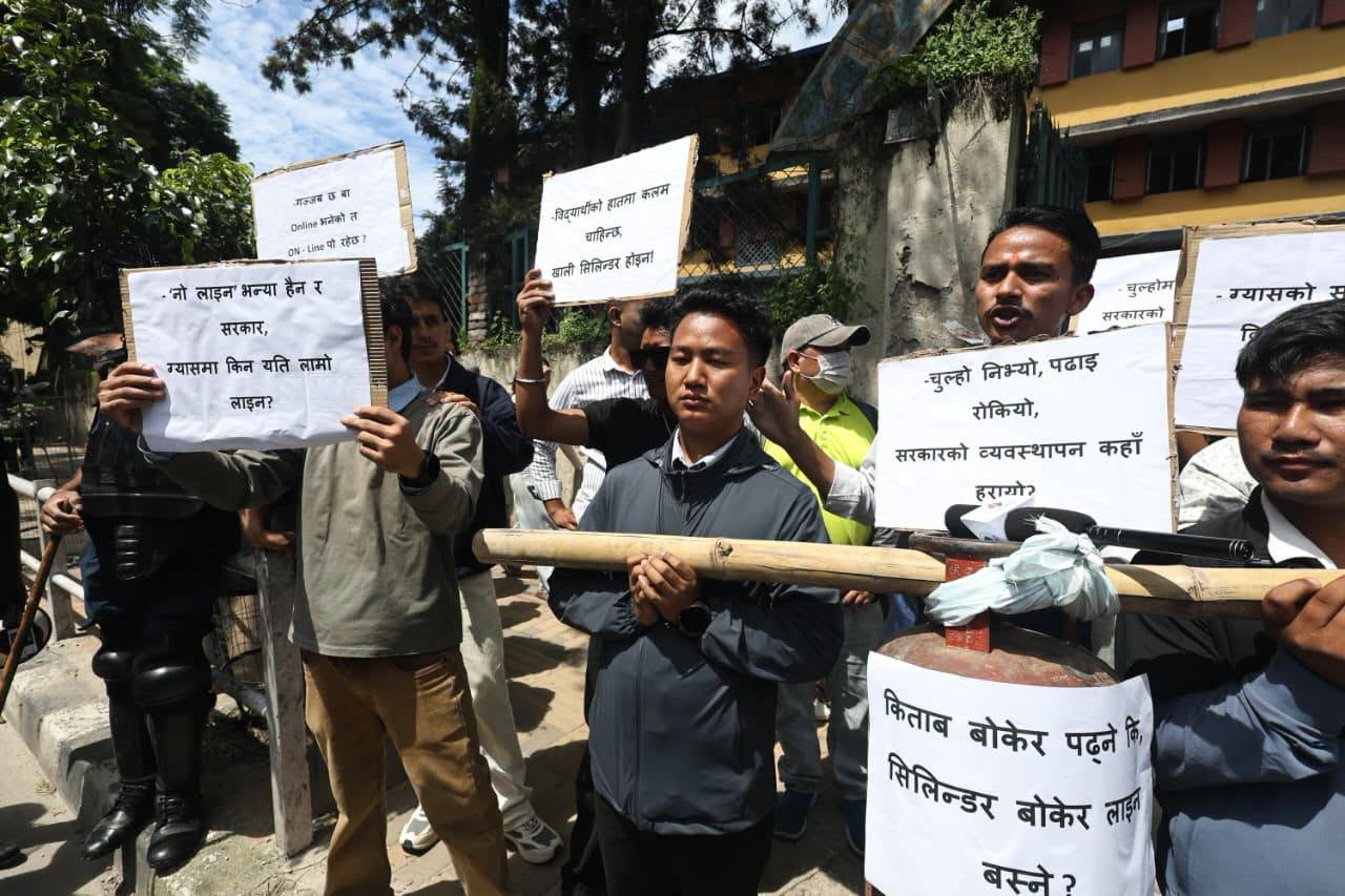 ग्यास अभावविरुद्ध घण्टाघरमा नेविसंघको प्रदर्शन, रित्तो सिलिन्डर बोकेर सडकमा उत्रिए विद्यार्थी