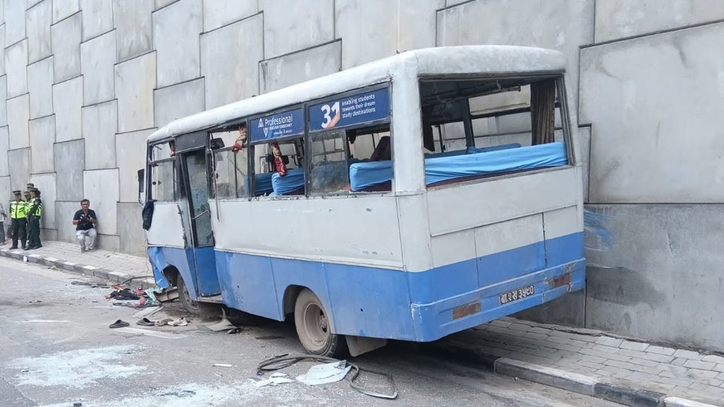 ग्वार्को फ्लाईओभरमा बस दुर्घटना : एक महिलाको मृत्यु, ६ जना घाइते
