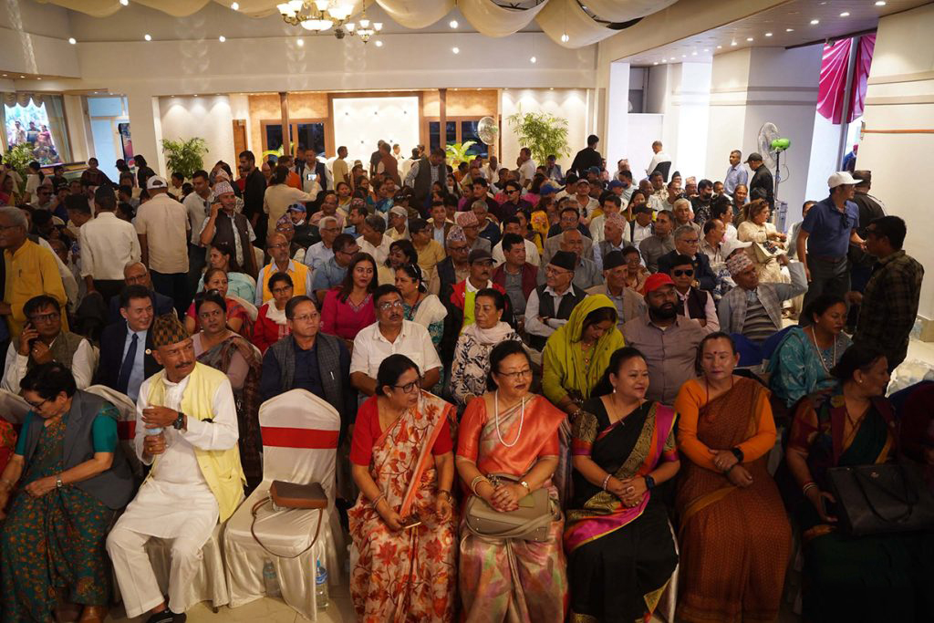 संस्थापनइतरले गरेको भेलामा कांग्रेसका जिल्ला सभापति र क्षेत्रीय सभापति को को सहभागी भए ?