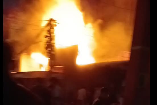 काठमाडौंको गोठाटारमा काठ गोदाममा आगलागी, नियन्त्रणको प्रयास जारी