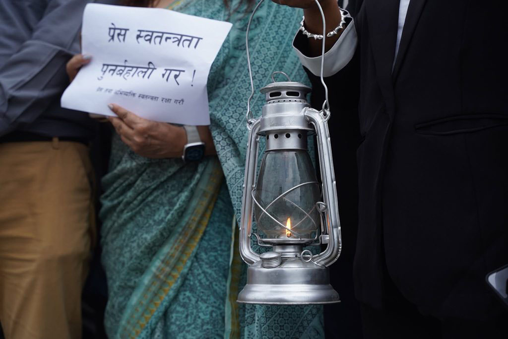 पत्रकार किशोर श्रेष्ठको रिहाइ माग्दै लालटिन बोकेर पत्रकारको प्रदर्शन