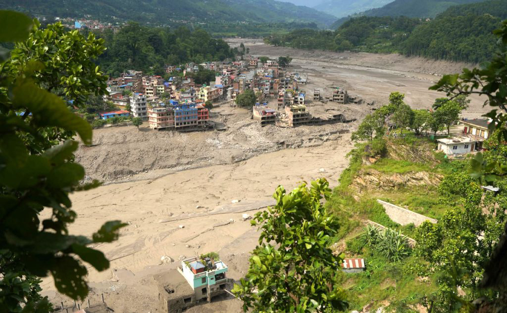 नुवाकोटको बाढी प्रभावित क्षेत्रमा विद्युत् आपूर्ति सुरु