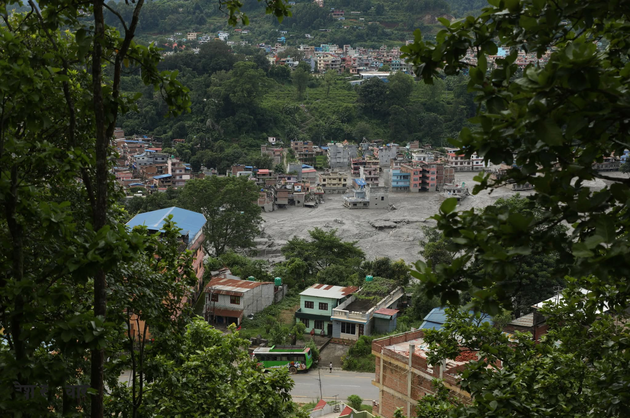 धुन्चेमा रोकिएका बाढी प्रभावितलाई वैकल्पिक मार्गबाट काठमाडौं ल्याइँदै