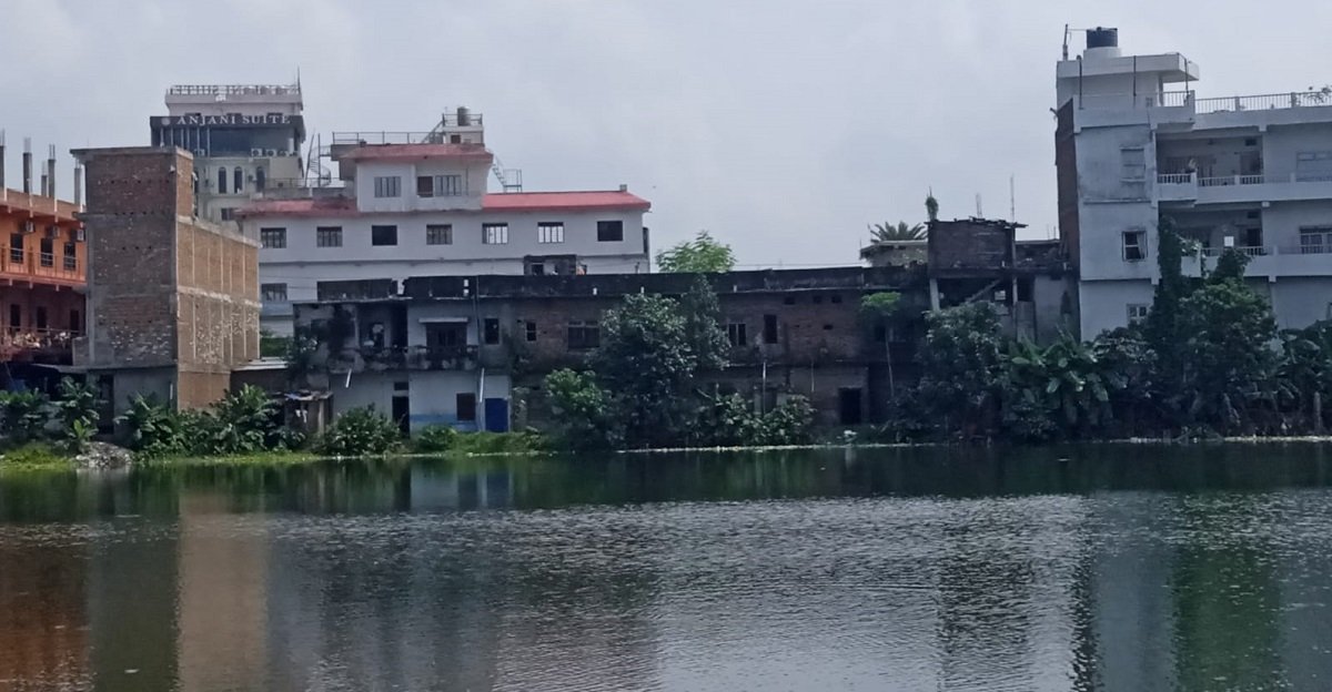 जनकपुरमा पोखरीको डिल अतिक्रमण गरेर निर्माण गरिएका घरटहरामा डोजर चल्ने
