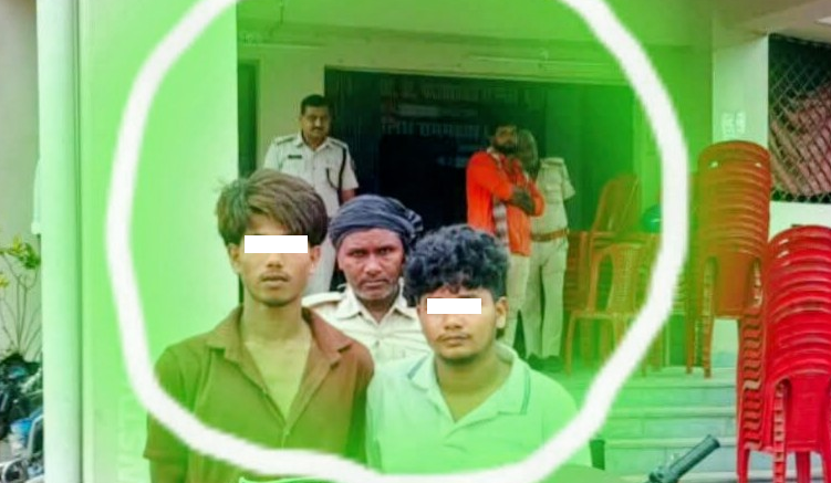 चोरीको मोटरसाइकलसहित भारतमा दुई नेपाली युवक पक्राउ
