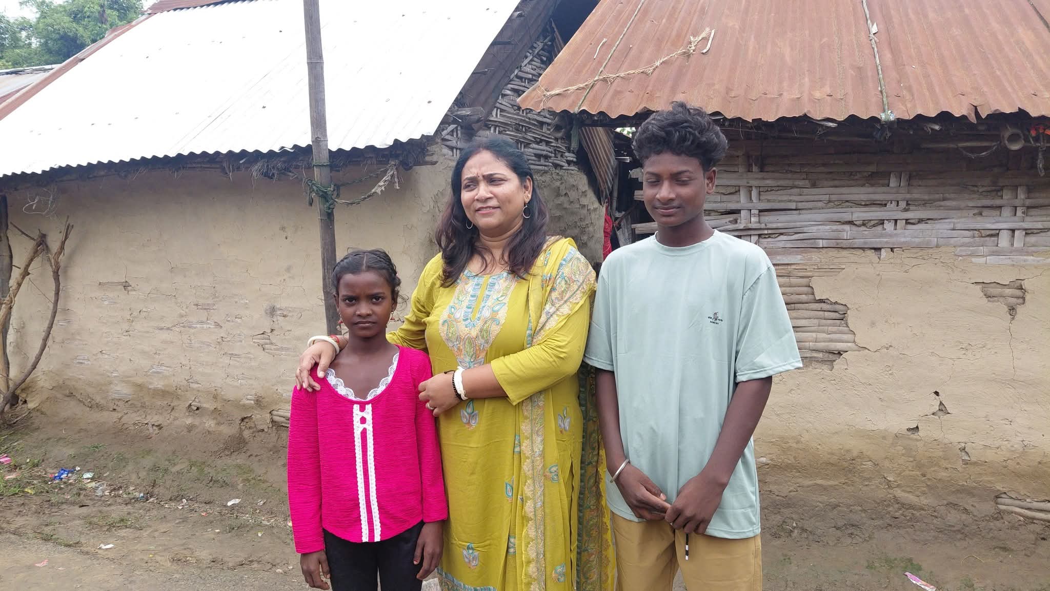 भोटेकोशी बाढीमा बुबा बेपत्ता भएका दाजुबहिनीको जिम्मा मधेशी एकता समाजले लियो