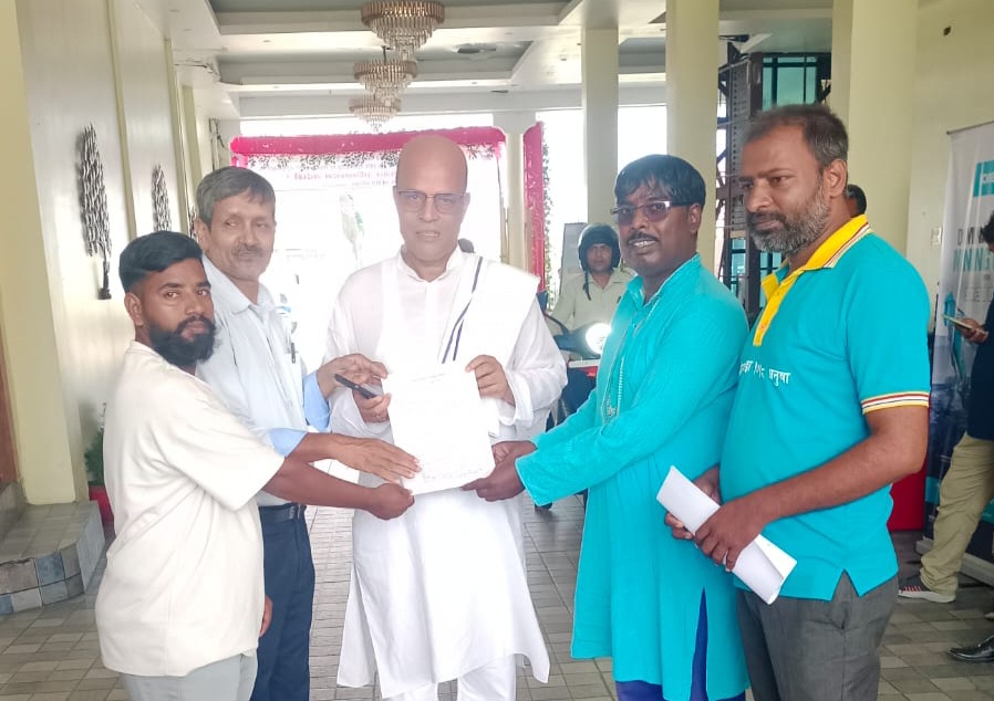 दलित अधिकारसम्बन्धी विधेयकमा मधेशी दलितको हिस्सेदारी माग, अमरेश सिंहलाई सुझाव हस्तान्तरण