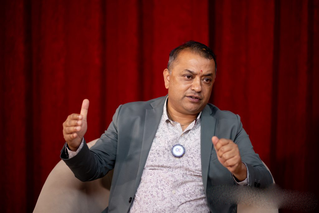 दसैँको खुसी दुःखमा परेकासँग बाँडौँ : गगन थापा