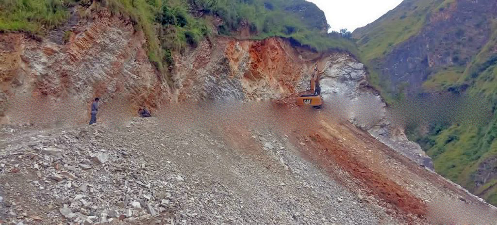 मुगुमा सुक्खा पहिरो खस्दा एक्स्काभेटरसहित चालक पुरिए, सहचालक घाइते