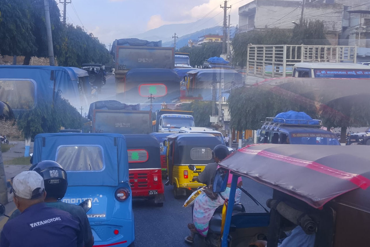 हेटौँडाको ट्राफिक अस्तव्यस्तता : प्रहरीलाई दोष दिएर उम्किन मिल्छ स्थानीय सरकार ?